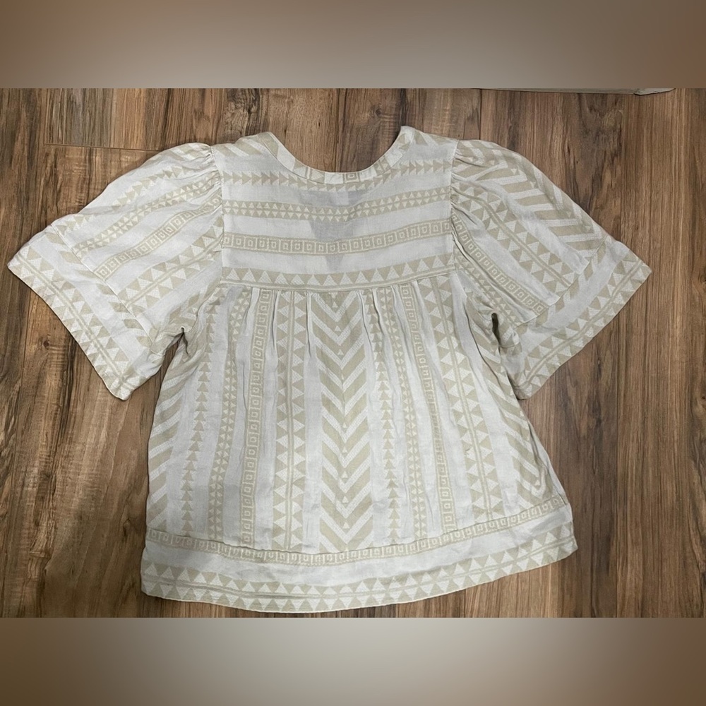 Old Navy Beige Patterned Short-Sleeve V-Neck Blouse - Picture 4 of 4